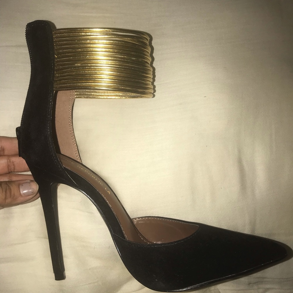 Black pumps , gold rings for the ankle